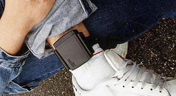 Germania, sospetto terrorista con braccialetto elettronico sparisce: «Devo andare da mio figlio malato»