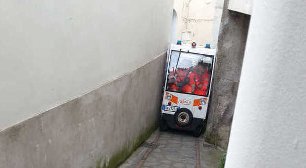 Capri, la mini-ambulanza si incastra nei vicoli FOTO