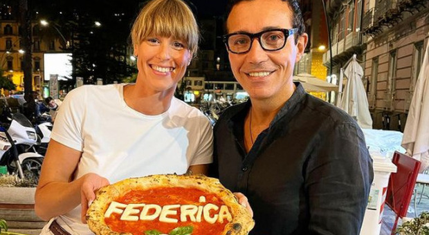 Federica Pellegrini a Napoli e Gino Sorbillo le dedica la pizza Federica