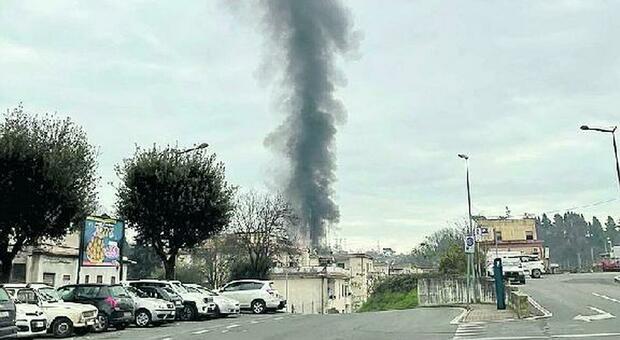 Valmontone, incendio distrugge cartoleria. «Aria irrespirabile per il fumo»