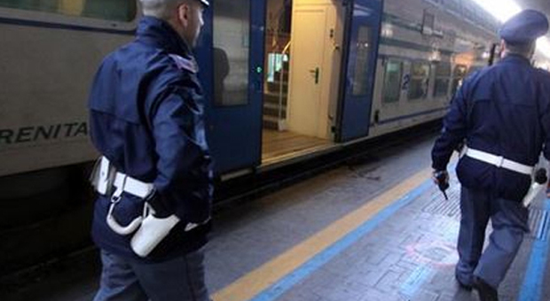 Passeggero violento sul Roma-Lecce: rompe il naso a un agente, arrestato