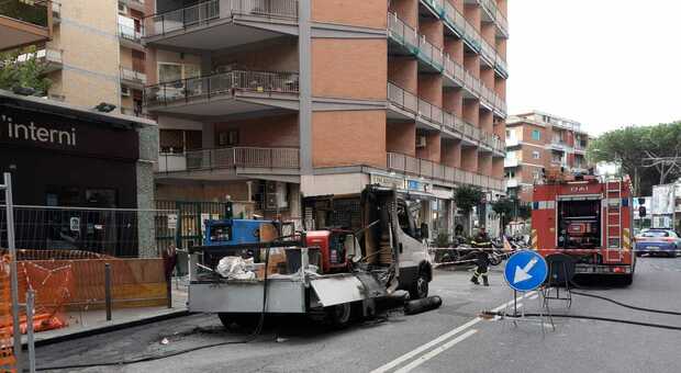 Via Cilea, incendio sul furgone pieno di bombole di acetilene: chiusa anche la rampa della Tangenziale
