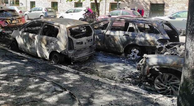 Roma, incendio a via Cilicia: sette auto in fiamme