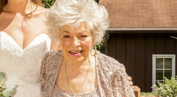 Pensione a 100 anni, la nonnina ha cominciato a lavorare quando ne aveva 19: «Ecco perché questo mi ha allungato la vita»