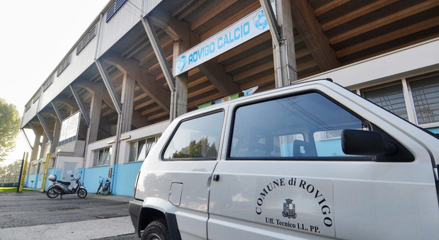 Un'auto di servizio del Comune di Rovigo allo stadio di calcio "Gabrielli"