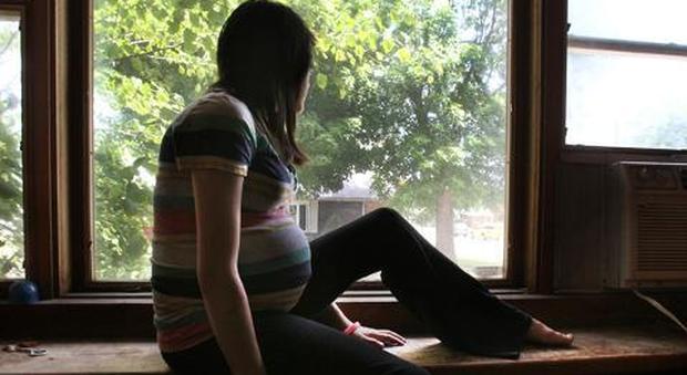 Ragazzina incinta a 13 anni dal collega del padre: autorizzato l'aborto a 8 mesi