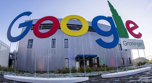 Logo Google davanti a un data center del gruppo