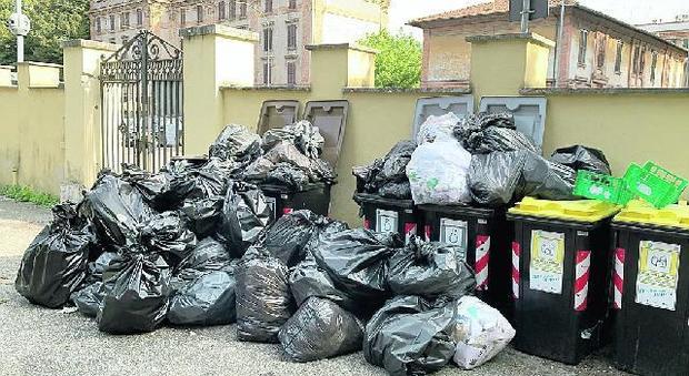 Lorena Loiacono Bustoni neri della spazzatura, a decine, accatastati su un muro