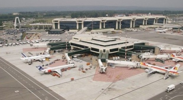 Fiumicino, belga sale sull'aereo senza biglietto: sicurezza beffata, scoperto per caso