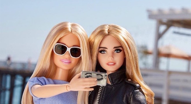 Barbie (in celeste) e Barbie Style, la Barbie fashion blogger ispirata a Chiara Ferragni