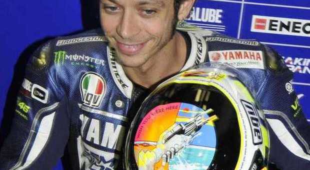 Rossi mostra il casco che ricorda Marco Simoncelli
