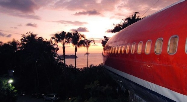 Nella giungla spunta il relitto di un aereo: l'incredibile hotel in Costa Rica