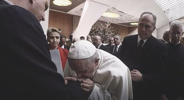 Papa Francesco riceve dalle vittime polacche il libro nero della pedofilia in Polonia
