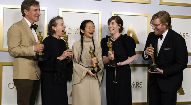 Oscar a Nomadland di Chloé Zhao. Anthony Hopkins è il miglior attore Delusione per Laura Pausini