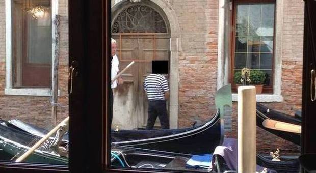 Venezia, gondoliere fa pipì davanti al portone. La foto spopola su Facebook
