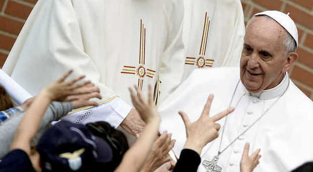 Papa Francesco e i consigli dei suoi medici: ecco cosa gli dicono. "Ma lui non li ascolta"