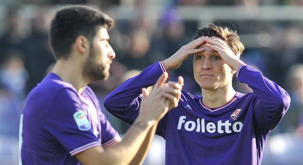 La Fiorentina umiliata in casa dal Verona: 400 tifosi contestano la società fuori del Franchi