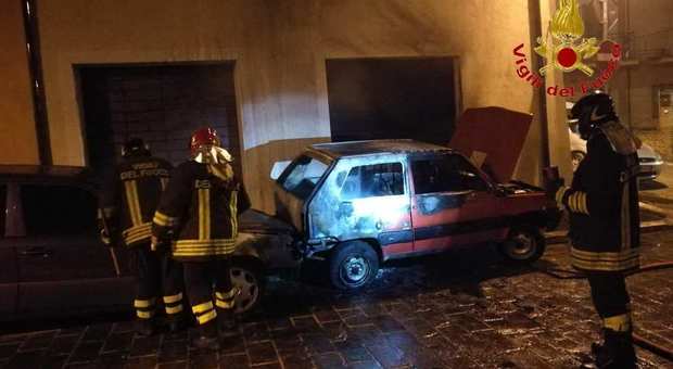 Castelraimondo, notte di fuoco: tre automobili distrutte dalle fiamme