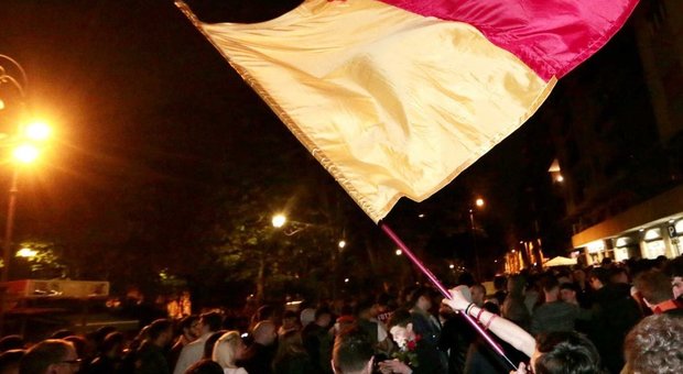 Borseggiatori tra i tifosi giallorossi durante i caroselli a piazza Mancini: tre arresti