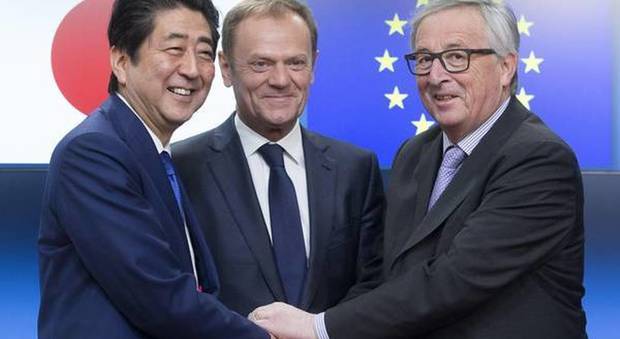 Da sinistra: il premier giapponese Abe, il presidente del Consiglio europeo Tusk e il presidente della Commissione Ue Juncker
