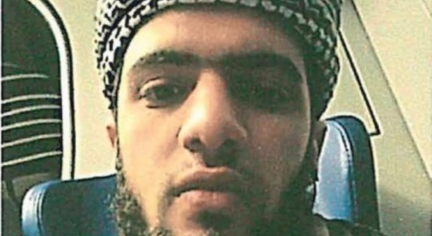 Shalabi Issam Elsayed Elsayed Abouelamayem, egiziano, di 22 anni, lupo solitario ritenuto organico all’Isis