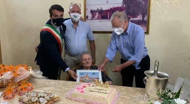 Da sinistra: Giovanni Gugliotti, Vito Rubino e Michele D'Ambrosio con nonna Angela Bongermino, 100 anni