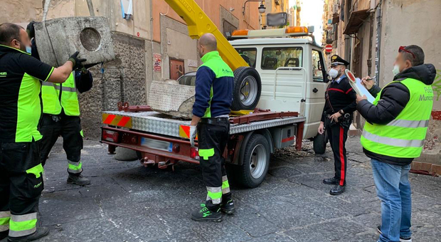 Quartieri spagnoli di Napoli, rimosse catene e blocchi di cemento per la movida