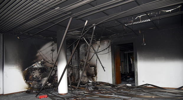 Danno fuoco all’ex convitto Vittoria Colonna: abusivi nel grande edificio dell’Inps
