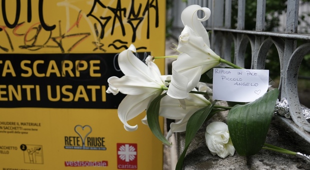 Neonata trovata morta in un cassonetto degli abiti usati a Milano, l'allarme dato da un passante