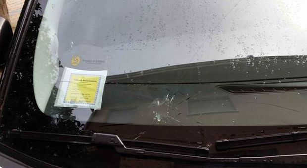 Rieti, vandali contro auto in sosta a Campoloniano Le foto dei danni e le pietre utilizzate