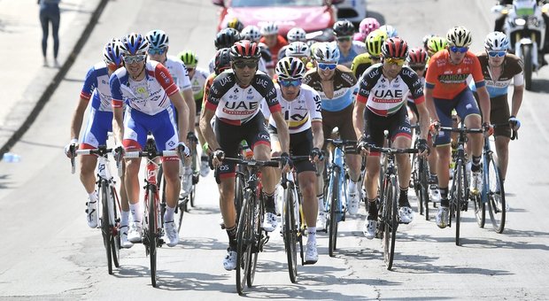 Giro d'Italia: Chaves vince sull'Etna Yates è la nuova maglia rosa