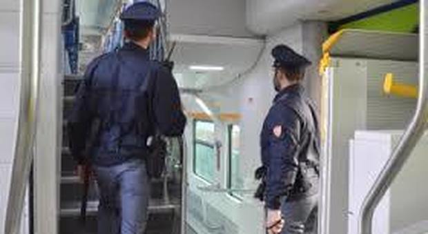 Latitante in viaggio sul treno, scoperto e arrestato a Udine