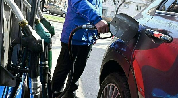 Fa il pieno di benzina, ma non vuole pagare perché costa troppo: «Sei un ladro», e scappa via in auto