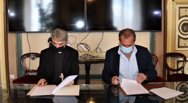 Napoli, de Magistris e Battaglia firmano il protocollo d'intesa per i servizi di illuminazione votiva nelle Arciconfraternite