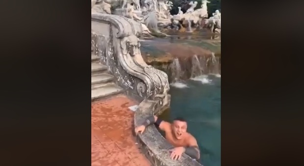 Reggia di Caserta, entra in auto nei giardini e si tuffa nella fontana: il video sui social