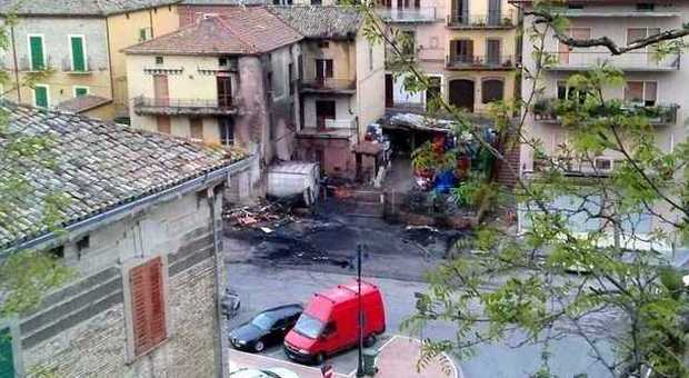 Lanciano, fiamme in centro storico distrutto un magazzino di frutta