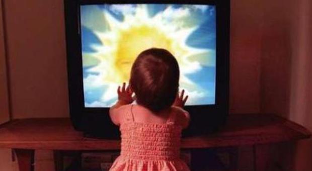 Schiacciata dalla tv mentre gioca Bambina di 14 mesi in fin di vita