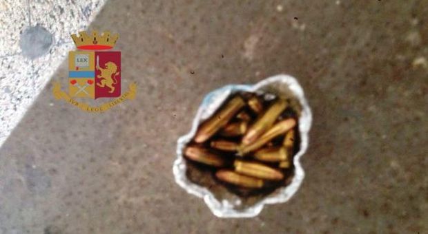 Napoli, 13 proiettili pronti all'uso trovati in un gabbiotto di portineria: scatta il sequestro