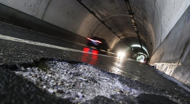 Paura nel tunnel del Traforo: piovono calcinacci, è allarme