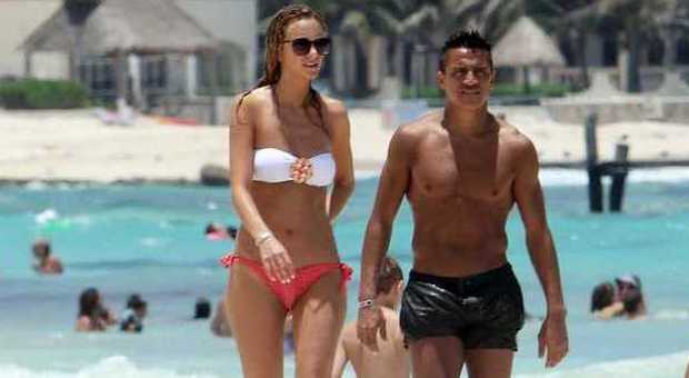 Sanchez in spiaggia con la fidanzata Bagno e tintarella al mare a Cancun