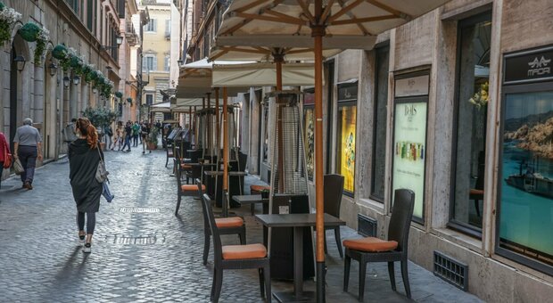 Coprifuoco, vietato restare al ristorante fino alle 22: lo stop del Viminale. Tensione fra Letta e Salvini