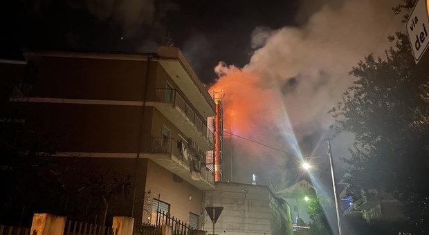 Incendio nel palazzo, quindici inquilini evacuati: anche un neonato