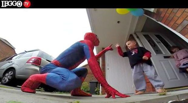 Bimbo in fin di vita, il papà si veste da Spiderman per il suo compleanno: il video commuove