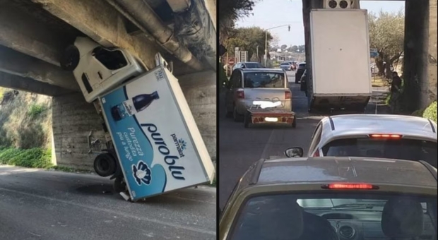 Furgone si incastra sotto un ponte in verticale: l'incidente a Ragusa diventa virale sui social