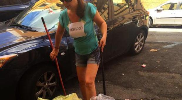 Cittadini in strada a pulire Roma (Twitter)