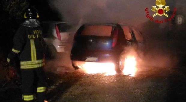 Una delle auto incendiate la notte di Natale a Porcia