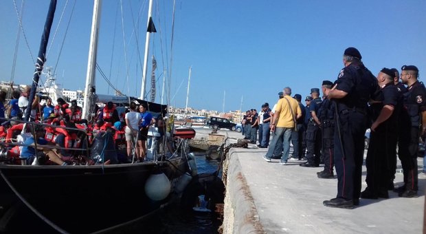 Migranti, la Alex entra a Lampedusa: «Non abbiamo più acqua, forziamo il blocco»