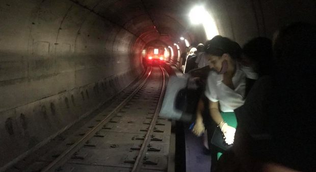 Metropolitana di Napoli, guasto tecnico sulla linea 1 e passeggeri costretti a piedi in galleria