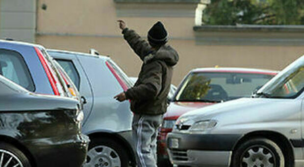 Napoli, denunciati tre parcheggiatori abusivi in zona Mercato