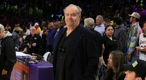 Jack Nicholson riappare in pubblico dopo il periodo di reclusione: l'attore ha assistito al match di basket dei Lakers